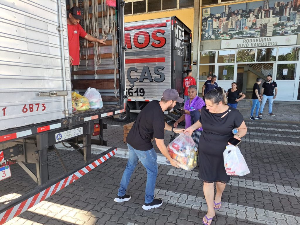 Novo Hamburgo distribui kits de alimentos, roupas e material de limpeza a desabrigados distribuição kits desabrigados Novo Hamburgo enchente maio 2024