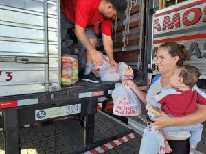 Novo Hamburgo distribui kits de alimentos, roupas e material de limpeza a desabrigados 3 Novo Hamburgo distribui kits de alimentos roupas e material de limpeza a desabrigados enchente maio 2024 foto Lu Freitas PMNH 4