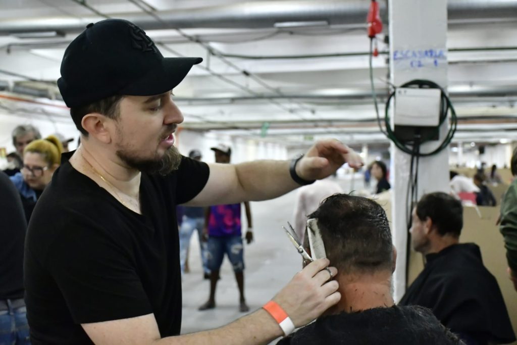 Cabeleireiros voluntários fazem ação com desabrigados na Fenac WhatsApp Image 2024 05 13 at 17.01.42