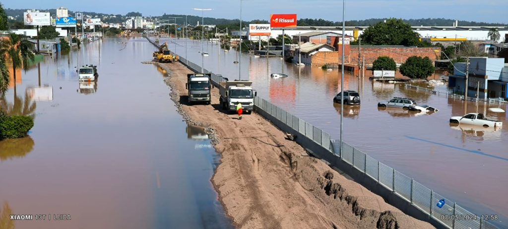 Para liberar trânsito na BR-116, Dnit constrói aterro sobre a pista aterro br 116
