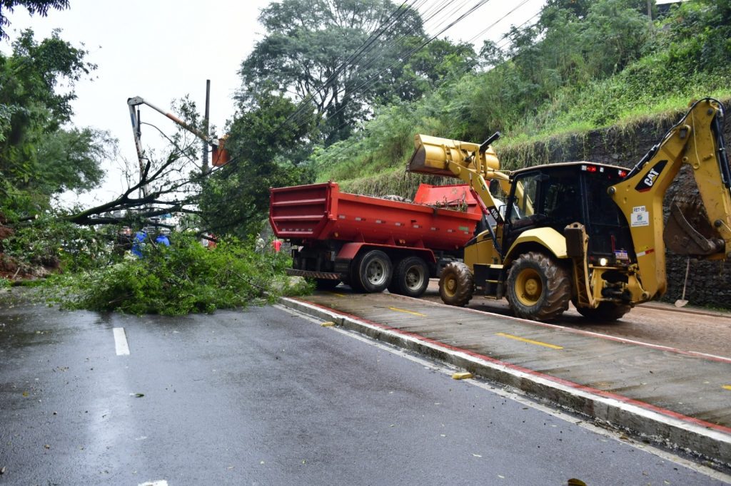 avenida victor hugo kunz bloqueada novo hamburgo deslizamento enchente maio 2024