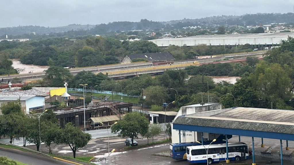 Ponte na BR-116 em São Leopoldo foi bloqueada por causa da cheia do Rio dos Sinos (Foto: Valentin Thomaz/PMSL)