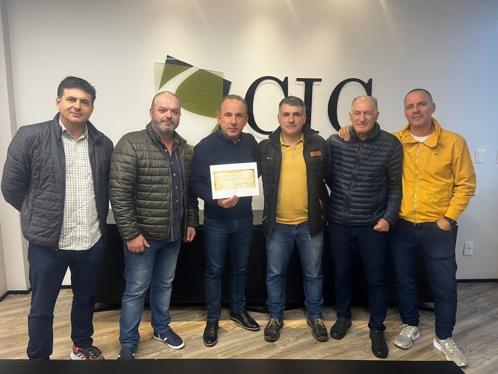 Clubes de veículos antigos engajados na corrente solidária em prol do RS doação clubes antigos veículos enchente maio 2024 RS foto Adair Santos Divulgação (2)