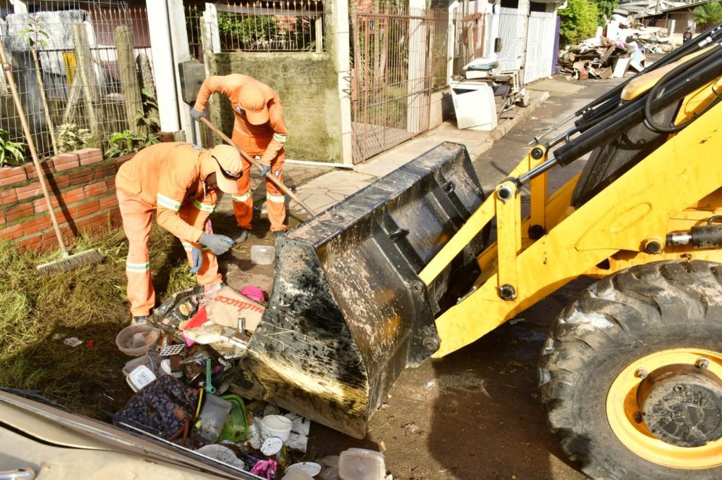 Famílias atingidas pela enchente podem fazer cadastro no auxílio reconstrução entulhos enchente maio 2024 Novo hamburgo foto PMNH
