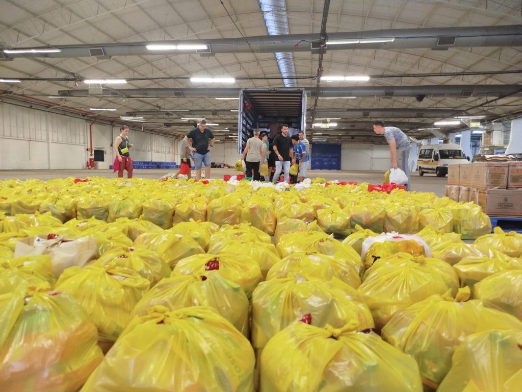 Novo Hamburgo entrega kits de alimentação na Fenac nesta sexta-feira kits alimentação fenac novo hamburgo enchente maio 2024