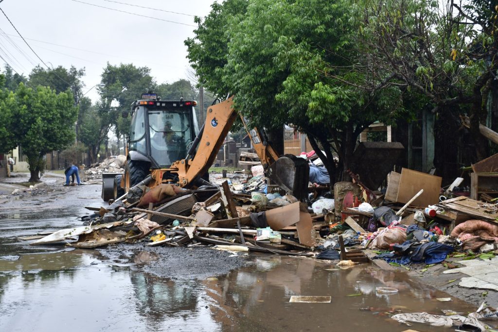 Novo Hamburgo recolhe quase 10 mil toneladas de resíduos das ruas; veja guia com orientações residuos recolhidos ruas novo hamburgo enchente maio 2024 foto pmnh 1