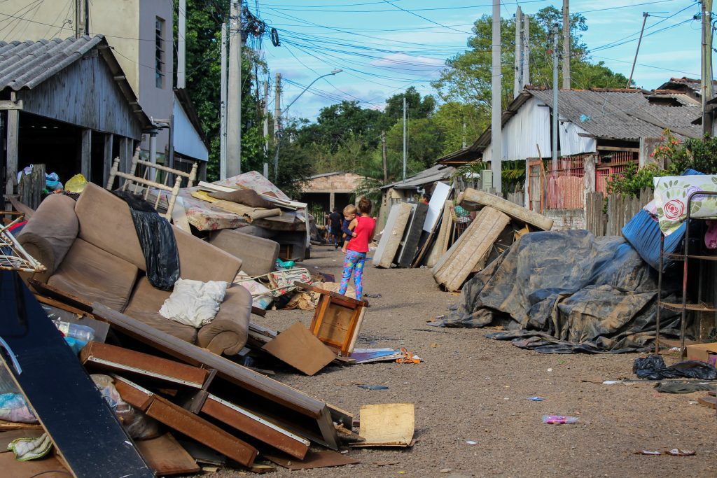 Mais de 57 mil famílias já foram cadastradas para receber o Auxílio Reconstrução enchentes de maio de 2024