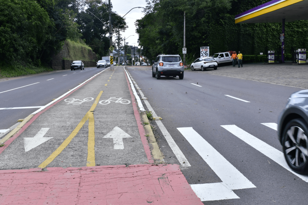 Trecho da Avenida Victor Hugo Kunz é liberado ao trânsito Avenida Victor Hugo Kunz trecho liberado após deslizamento enchente maio 2024 Foto PMNH