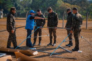 Engenheira Patricia Gomes Monteiro orientou dez militares na montagem da estrutura Foto Joel Vargas Ascom GVG