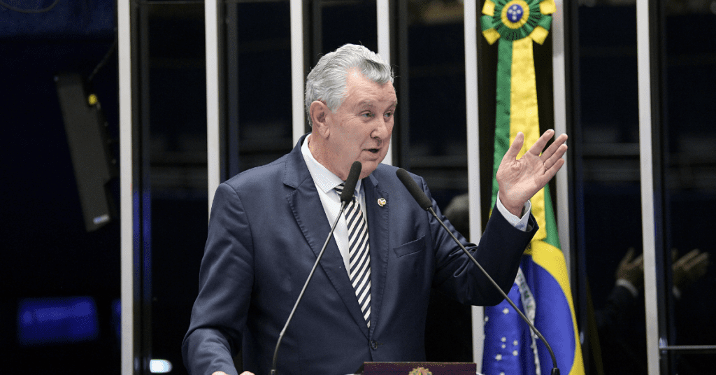 Senador sinaliza com emenda de R$ 1 mi para asfaltar pista do aeroclube de Novo Hamburgo Senador Luis Carlos Heinze (Foto: Pedro França/Agência Senado)