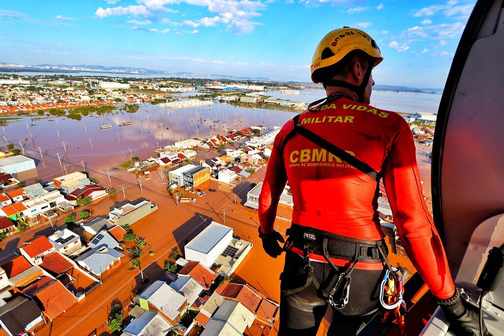 Operação de resgate enchente maio 2024 helicóptero do Corpo de Bombeiros na Região Metropolitana FOTO LAURO ALVES SECOM