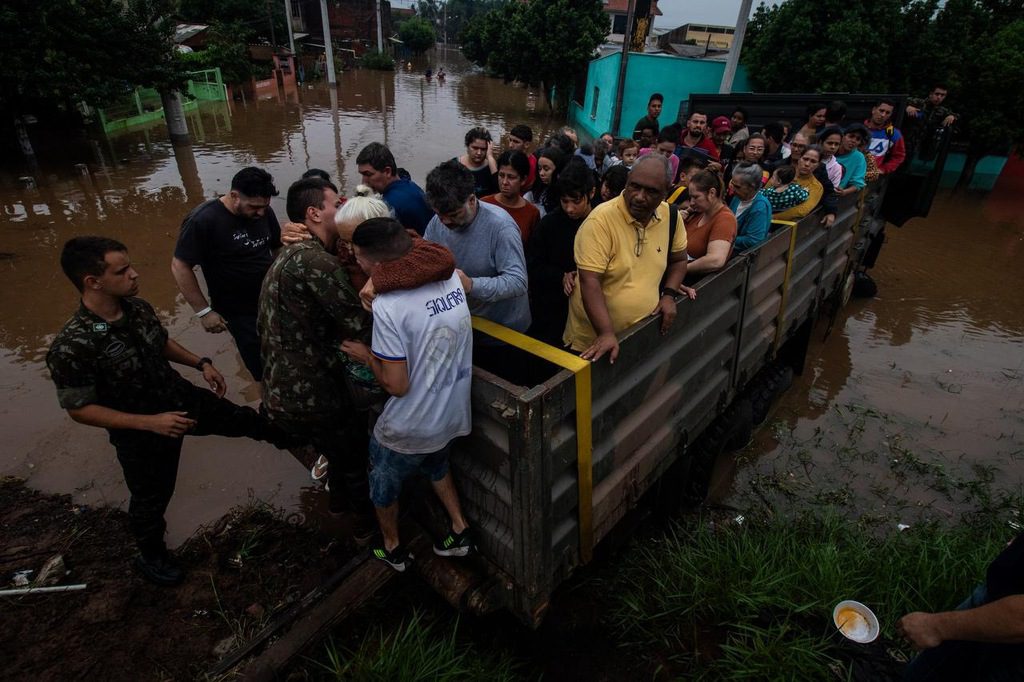 Resgates enchente São Leopoldo barco foto Thale Ferreira PMSL (2)