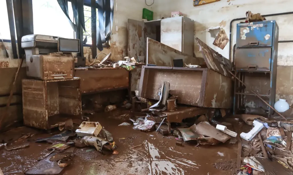 Auxílio Reconstrução é pago a mais de 61 mil famílias do RS nesta quinta-feira casa destruída enchente maior 2024 RS foto Rafa Neddermeyer agência brasil