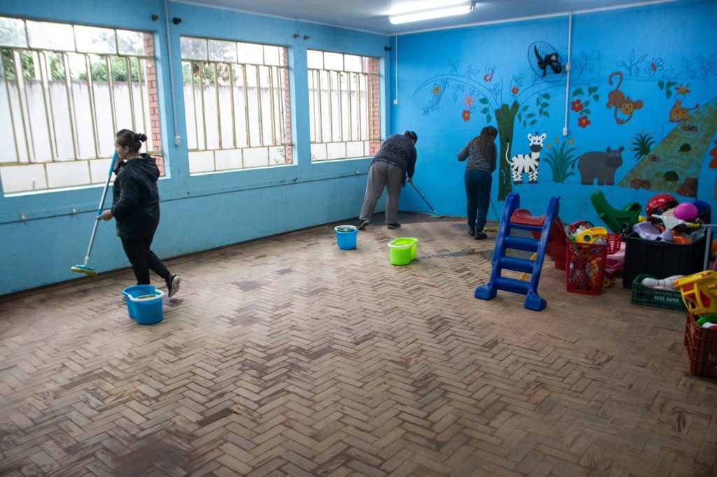 limpeza escolas de São Leopodo RS pós-enchente de maio de 2024, catástrofe climática, Rio Grande do Sul