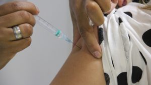 RS enfrenta doenças em meio à catástrofe climática 2 vacinação contra Gripe e Covid-19