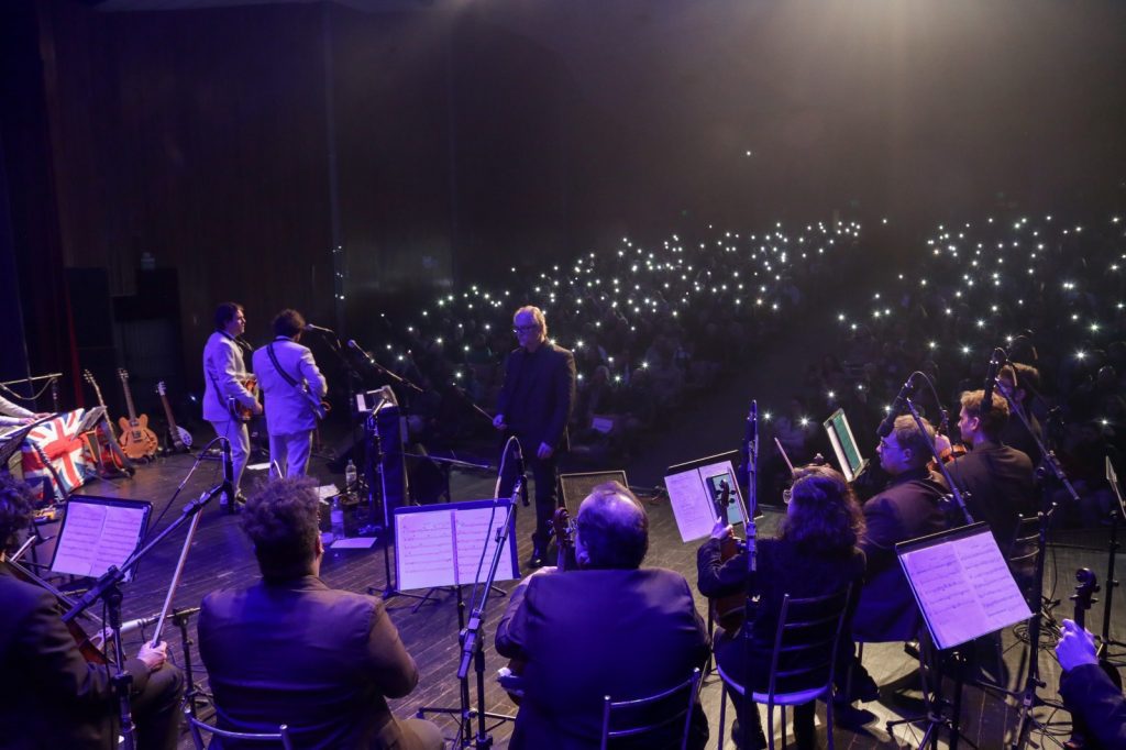 Espetáculo “All we need is Beatles” faz releitura de clássicos da banda inglesa; saiba onde Eletricidade do Rock com os metais e cordas de camerata no palco Teatro Marlise Saueressig (Foto: Divulgação)