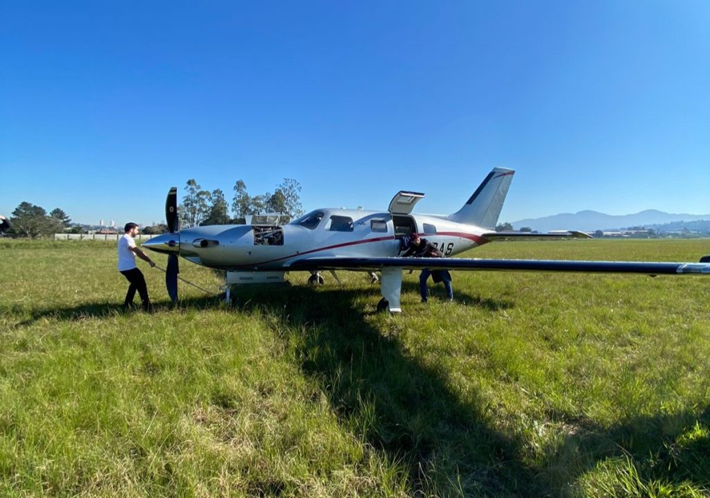 Aeronave de empresário de SC derrapa e atola no Aeroclube de Novo Hamburgo Foto: Divulgação