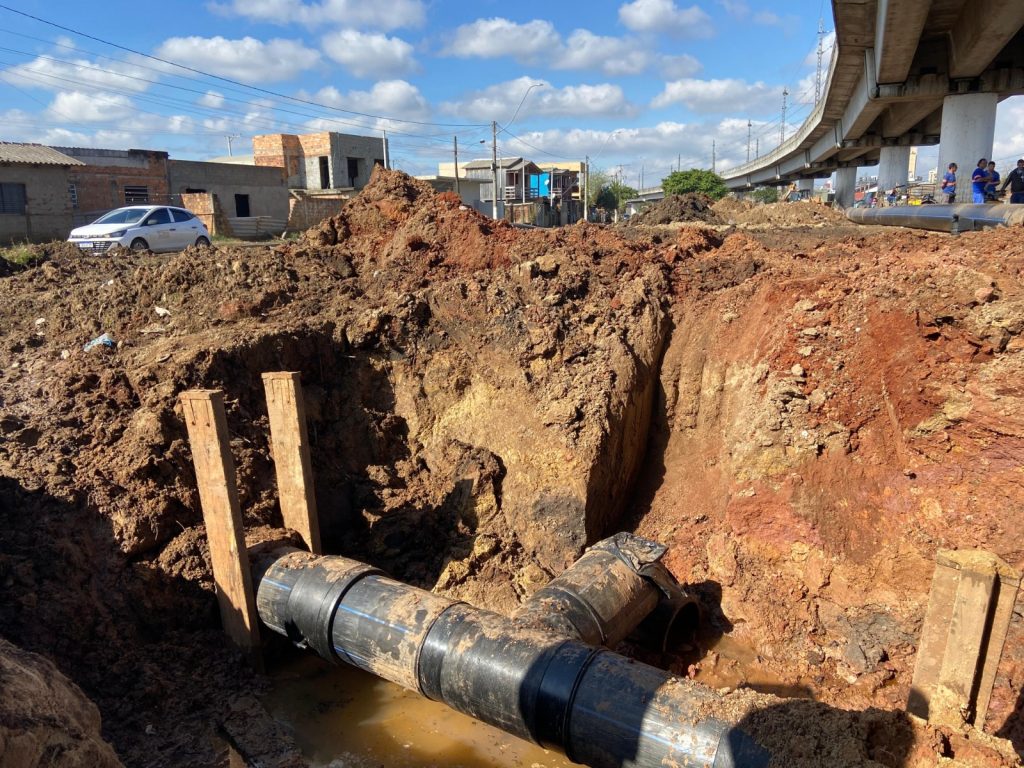 Nova tubulação de adutora deve melhorar abastecimento de água em dois bairros Foto: Divulgação/PMSL