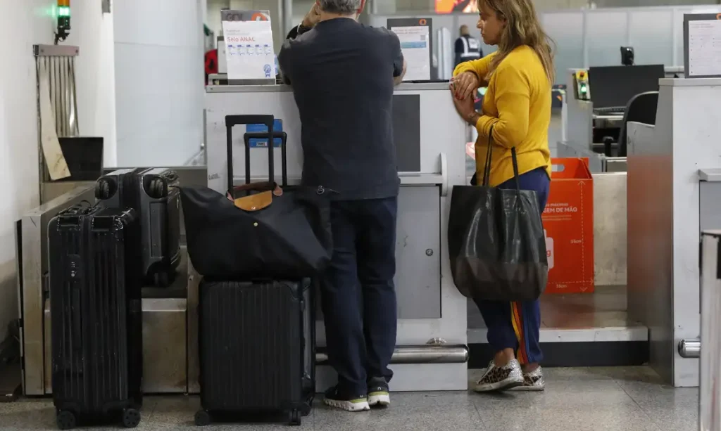Aposentados comprarão passagem aérea por até R$ 200 aeroportos compra de passagens
