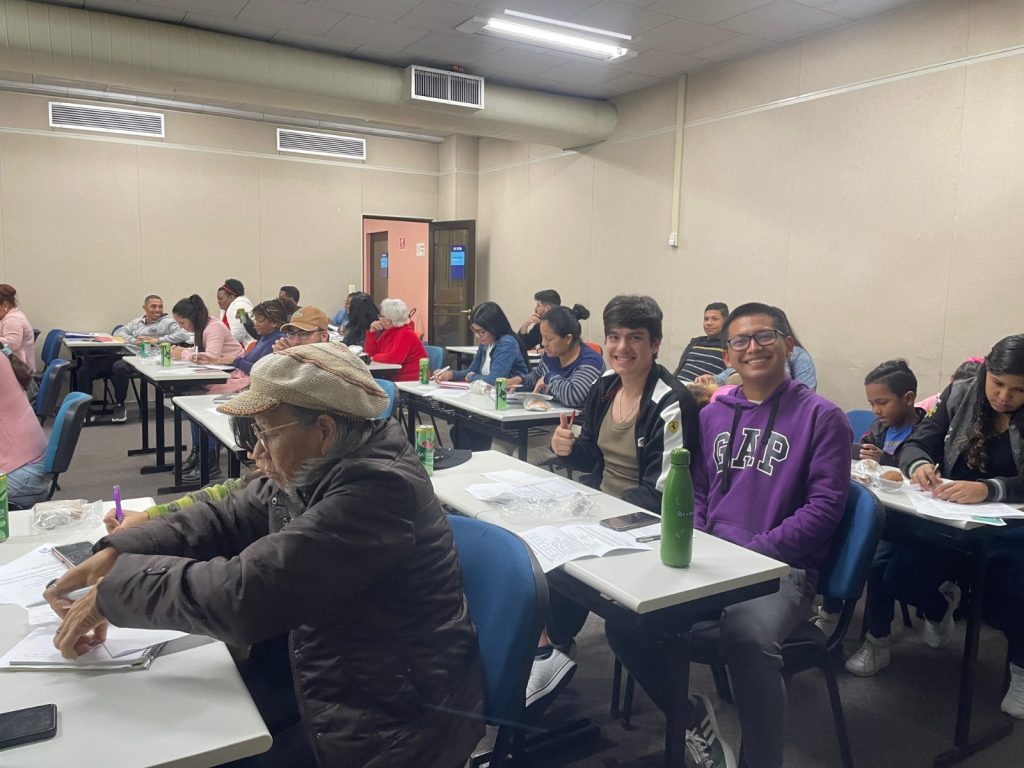 Aulas de português como língua de acolhimento para migrantes são retomadas na Unisinos Migrantes também sofreram com a enchente em São Leopoldo (Foto: Vanessa Bueno/Divulgação)