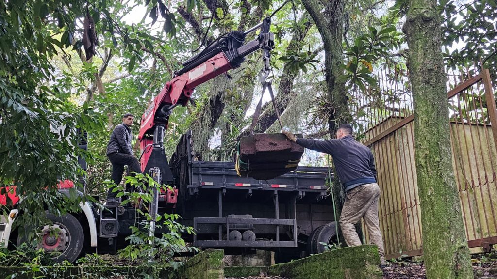 Monumento misterioso de 175 anos abandonado em área verde é resgatado em Hamburgo Velho lapide de pedra arenito retirada fundos fábrica hamburgo velho foto AME HV Novo Hamburgo (1)