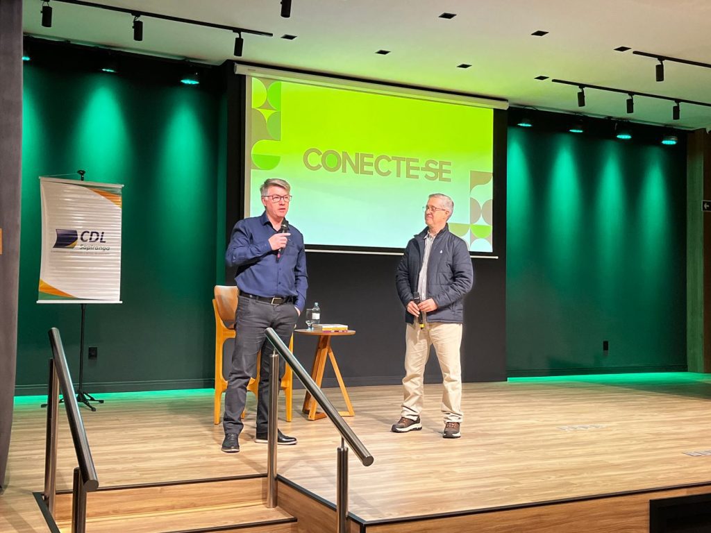 Palestra na CDL Sapiranga aborda liderança, reputação e destino Ademir Deitos presidente da CDL Sapiranga e Sherlei Zucchetti diretor executivo do Sicredi Caminho das Aguas RS