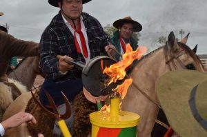 Palácio Piratini sedia acendimento da Chama Crioula, abrindo a festa 1 Gaúchos e prendas percorrem grandes distâncias a cavalo para buscar uma centelha da chama original