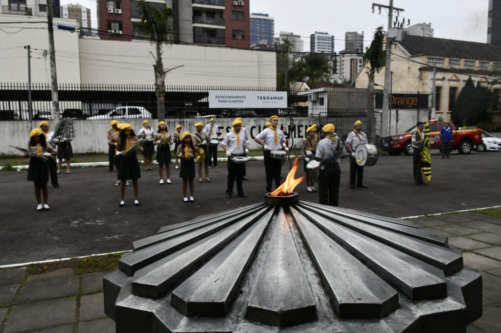 Novo Hamburgo recebe o fogo simbólico da Semana da Pátria centelha do Fogo Simbólico chega à novo hamburgo