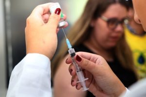 Vacinação é essencial à saúde da mãe e do bebê 1 vacina em geral