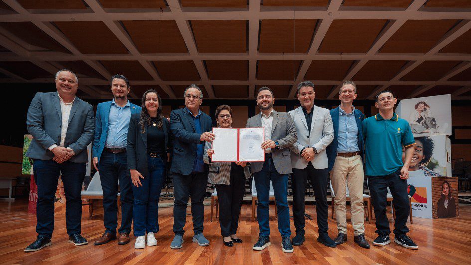 Estado firma parceria financeira com 137 Apaes 1 Apaes - Estado assina termo de cooperação com Apaes