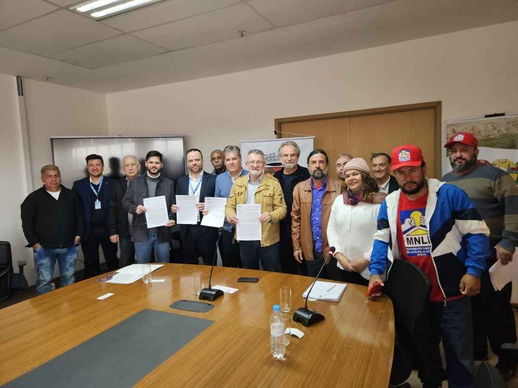 Assinado contrato para obras da Moradas Caibaté Ary Vanazzi assina o contrato das obras do Empreendimento Habitacional Moradas Caibate