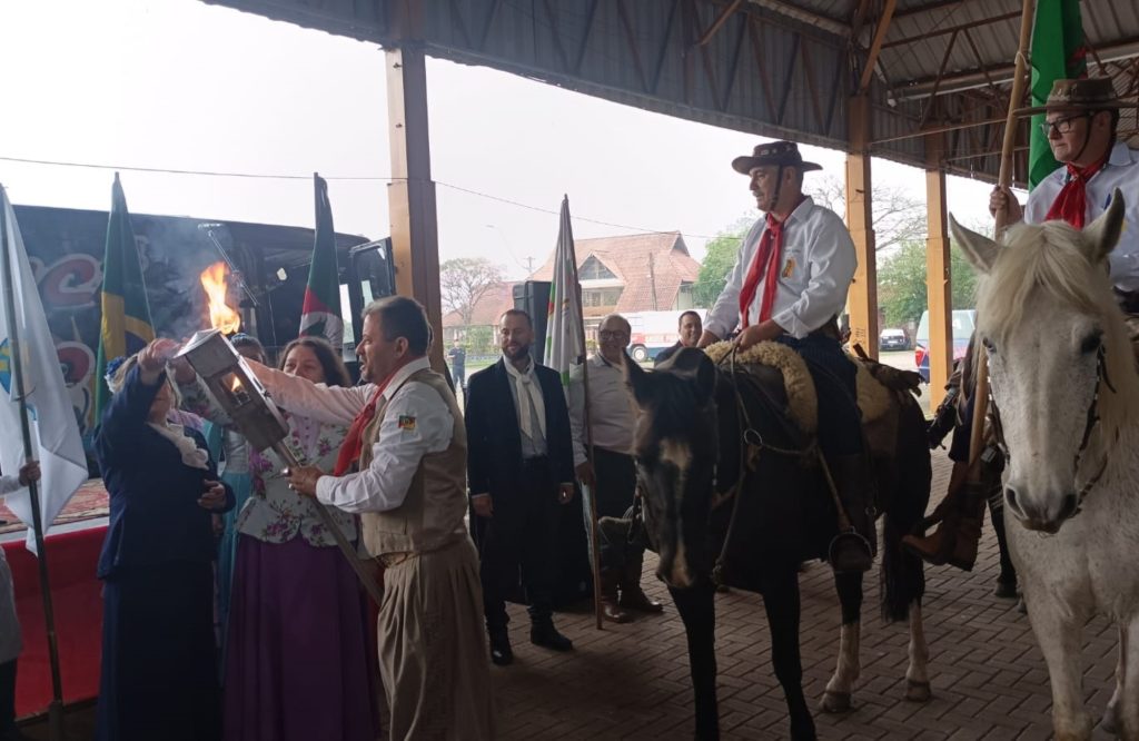 Chegada da Chama Crioula abre Semana Farroupilha Chegada da chama crioula em sao leopoldo