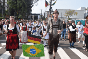 Último final de semana do Kerb de São Miguel 1 Desfile do 195° Kerb de São Miguel celebra o agricultor e a herança germânica