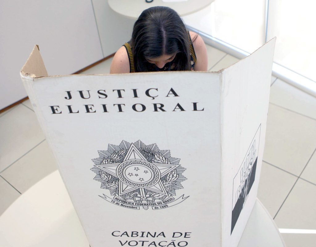 Campanhas começam a entrar em clima acirrado com denúncias e acusações Eleições voto votação cabine urna eletrônica Foto Roberto Jayme Ascom TSE Arquivo