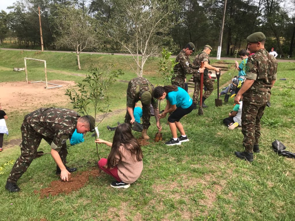 Mais de 50 mudas são plantadas em celebração do Dia da Árvore Estancia velha faz acao especial pelo Dia da Arvore