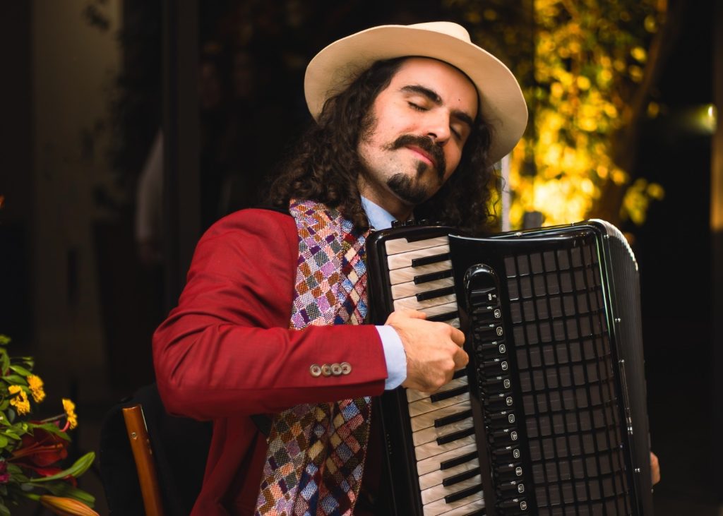 Fernando Ávila traz a magia dos cafés parisienses em recital gratuito Fernando Avila acordeonista