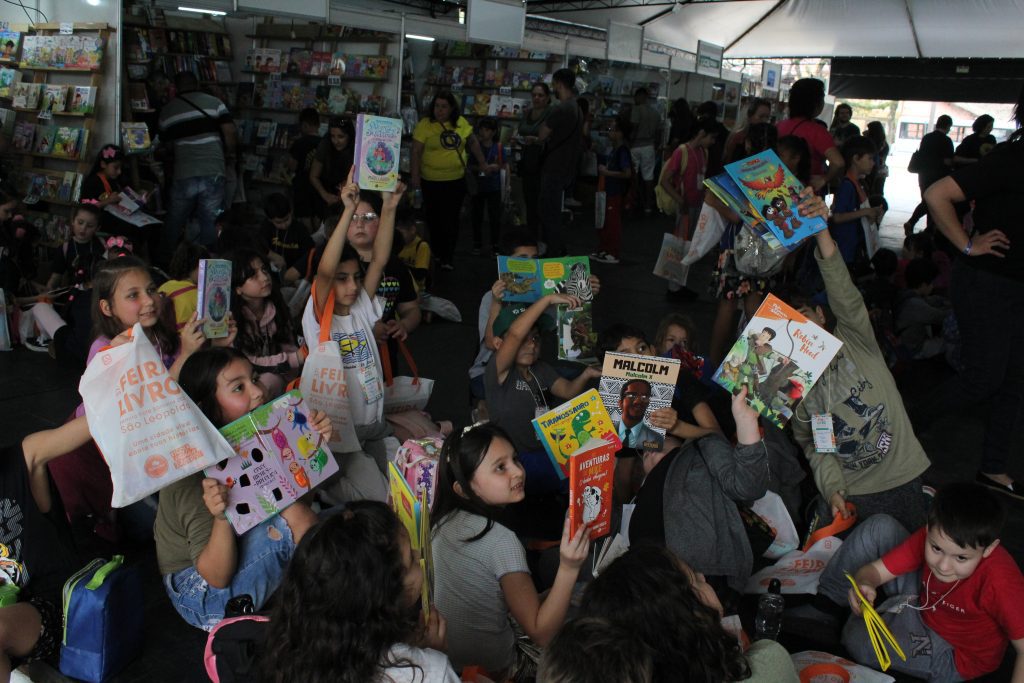 criancas na feira do livro de sao leopoldo