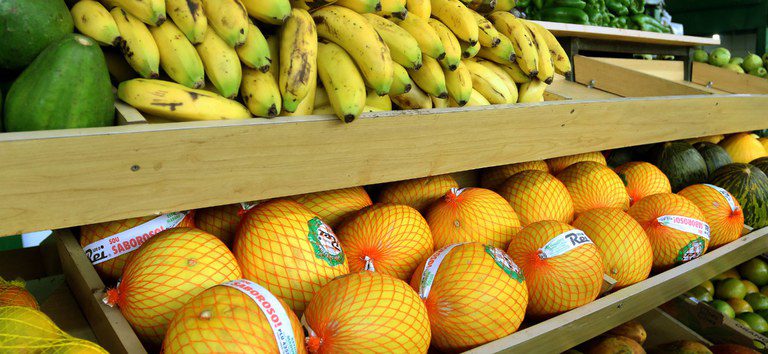 Os impactos sociais e ambientais da comida ultraprocessada 1 frutas alimentos comida