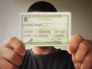 Vale prepara debates, pesquisas e conteúdos especiais: o que vem pela frente na cobertura eleitoral 2 jovens título de eleitor mãos eleições votação foto divulgação