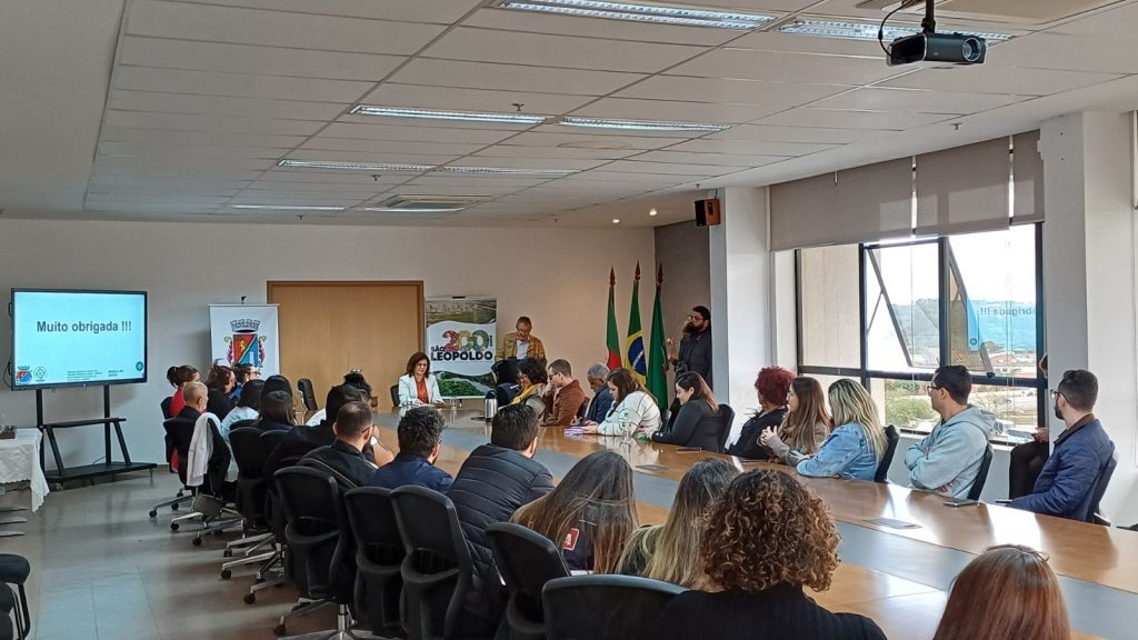 São Leopoldo recebe 15 novos médicos do Programa Mais Médicos prefeito de Sao Leopoldo Ary Vanazzi da boas vindas aos 15 novos profissionais vinculados ao Programa Mais Medicos