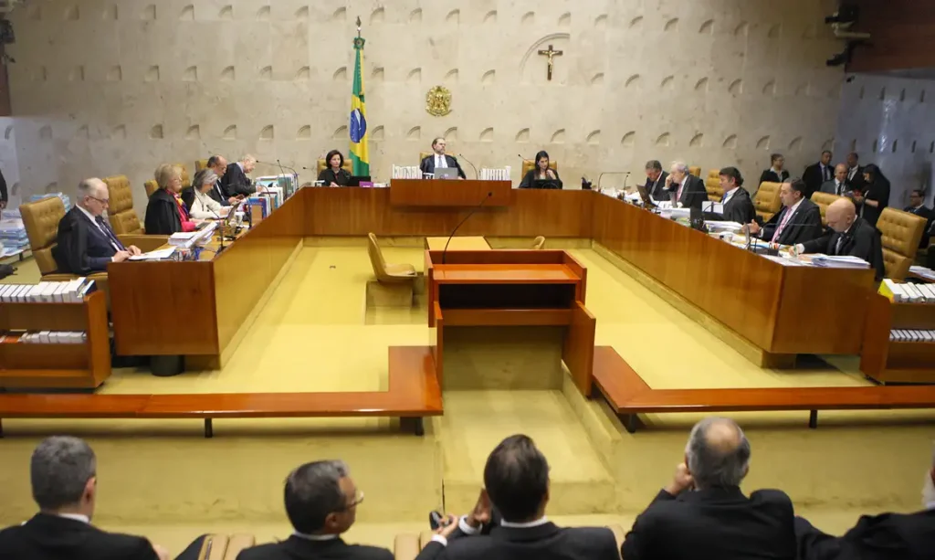 STF vota por manter símbolos religiosos em órgãos públicos STF - Plenário do Tribunal