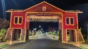 Natal Encantado tem espetáculo na sexta-feira 2 Natal Encantado 2024 - Morro Reuter iluminada
