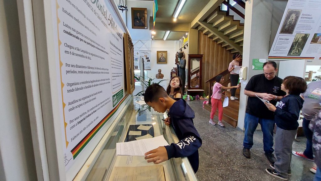 “Descobrindo o Museu” impacta centenas de estudantes 2 PROJETO DESCOBRINDO O MUSEU 1