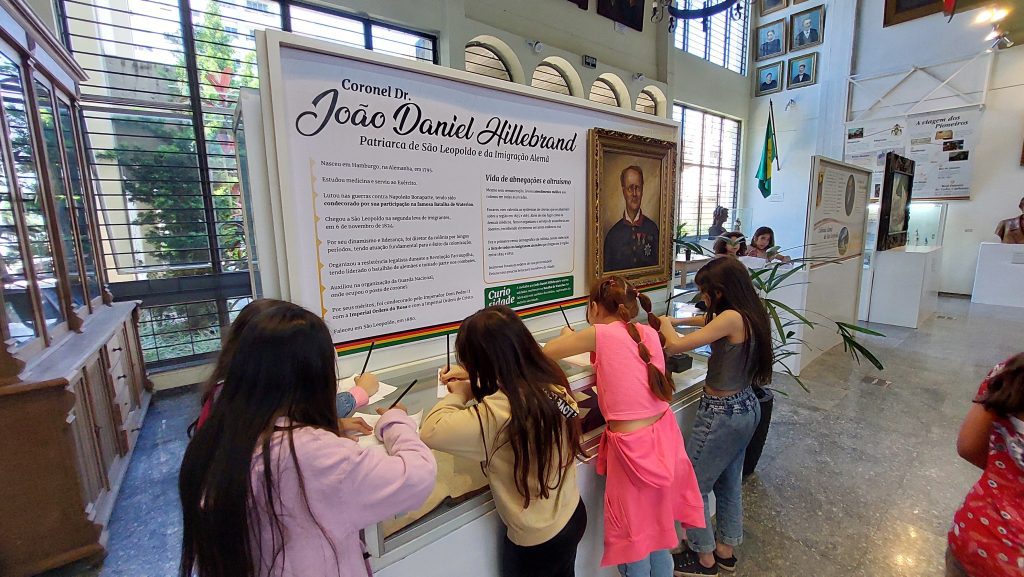 “Descobrindo o Museu” impacta centenas de estudantes 3 exposição permanente de parte de seu acervo, gratuitamente, de terças a sábados, das 8h30 às 12h e das 13h30 às 17h30