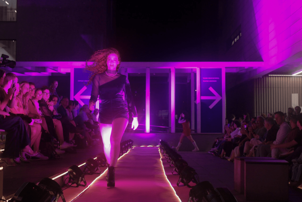 Desfile Entrenós apresenta coleções autorais de formandas em moda imagem 2024 12 24 010234333
