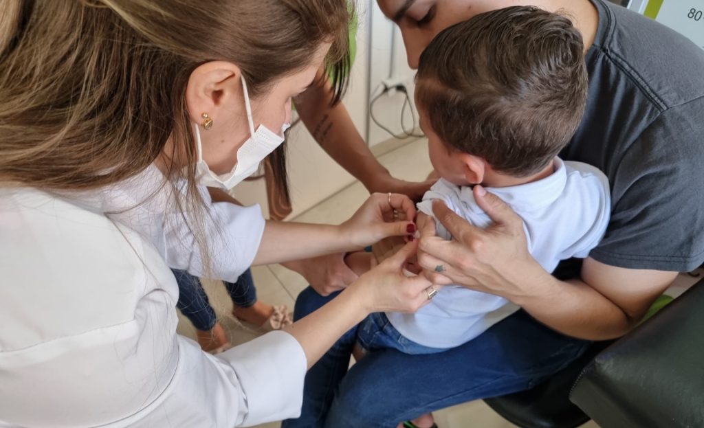 Com nove salas de vacinas ativas nas unidades de saúde, Secretaria de Saúde orienta atualização da caderneta vacinal para o retorno às aulas