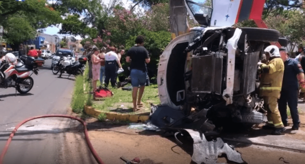 Carro roubado bate em ambulância e provoca capotamento imagem 2025 01 03 201017003