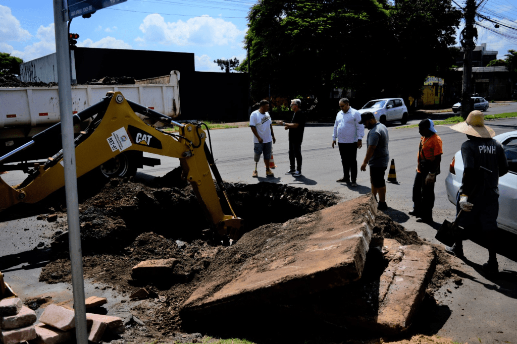 Chuvas abrem buracos e interditam trecho da Pedro Adams Filho imagem 2025 02 27 164552801