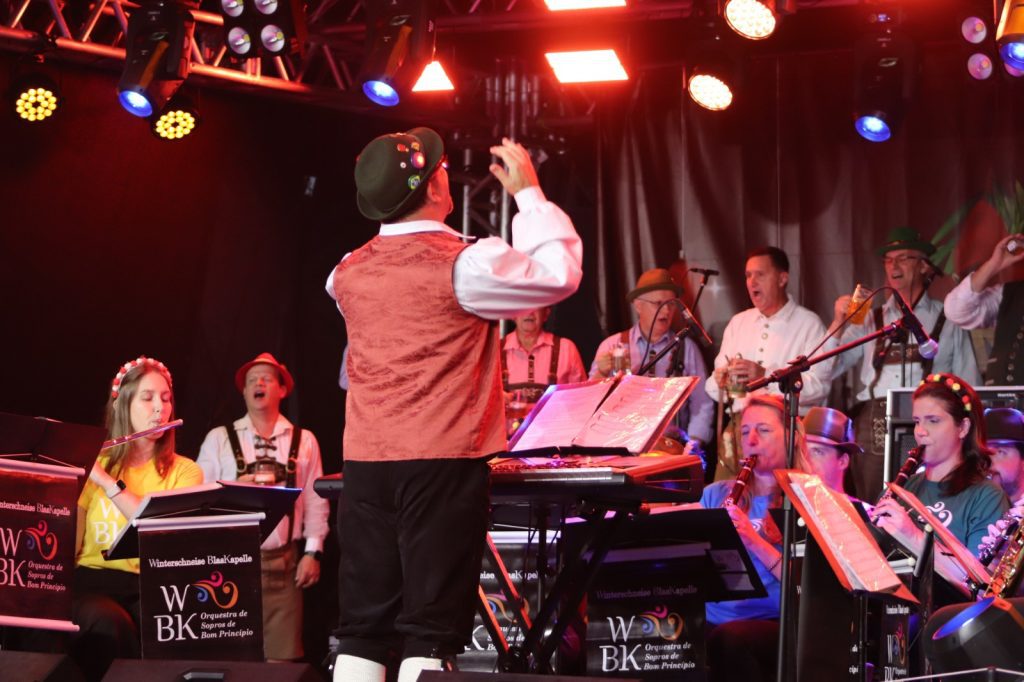 A Saga dos Imigrantes na programação de aniversário de 70 anos de Sapiranga Orquestra de Sopros de Bom Princípio WBK traz A Saga dos Imigrantes