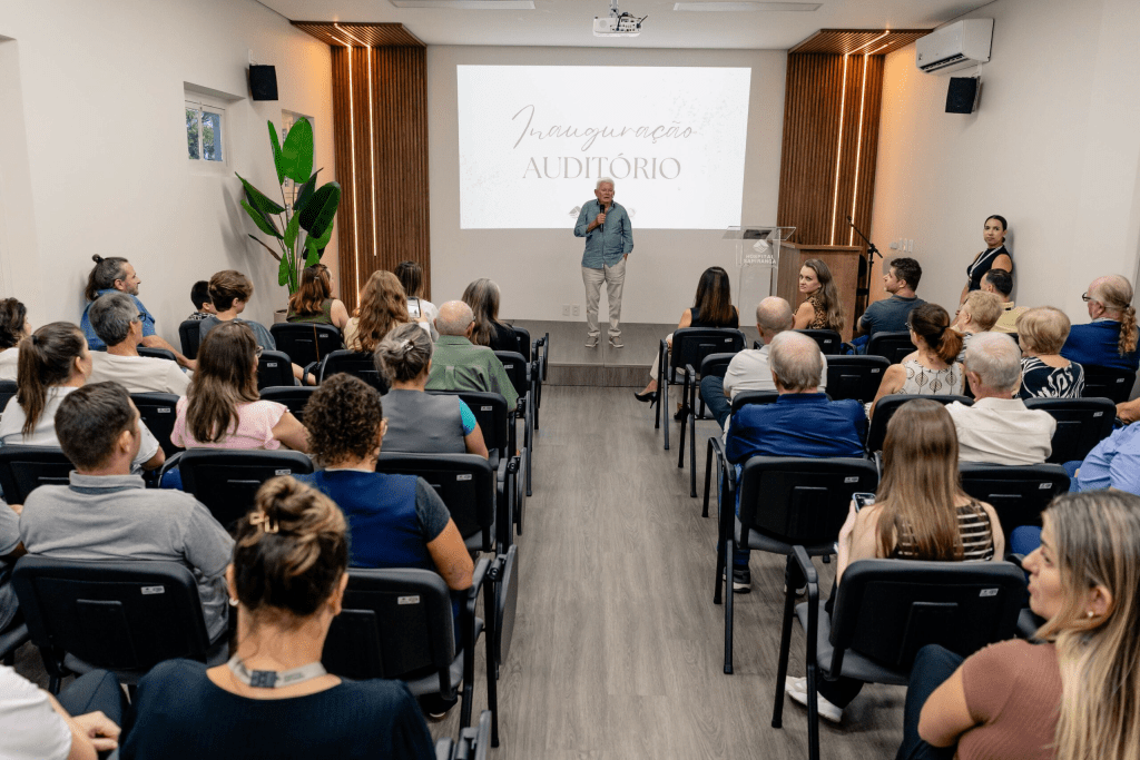 Hospital Sapiranga inaugura auditório revitalizado em homenagem a João Edmar Wolff imagem 2025 03 07 182917929
